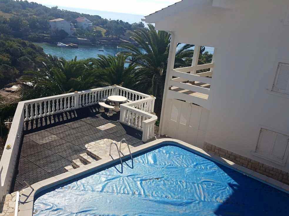 Seitenansicht von der Villa in Meernähe auf Pag, die zum Verkauf steht. Immobilien Kroatien - Panorama Scouting
